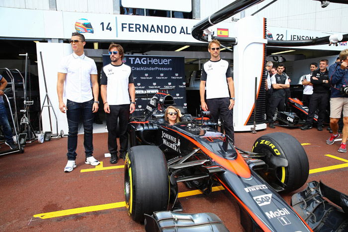 Cara Delevingne posa dentro de carrão da McLaren