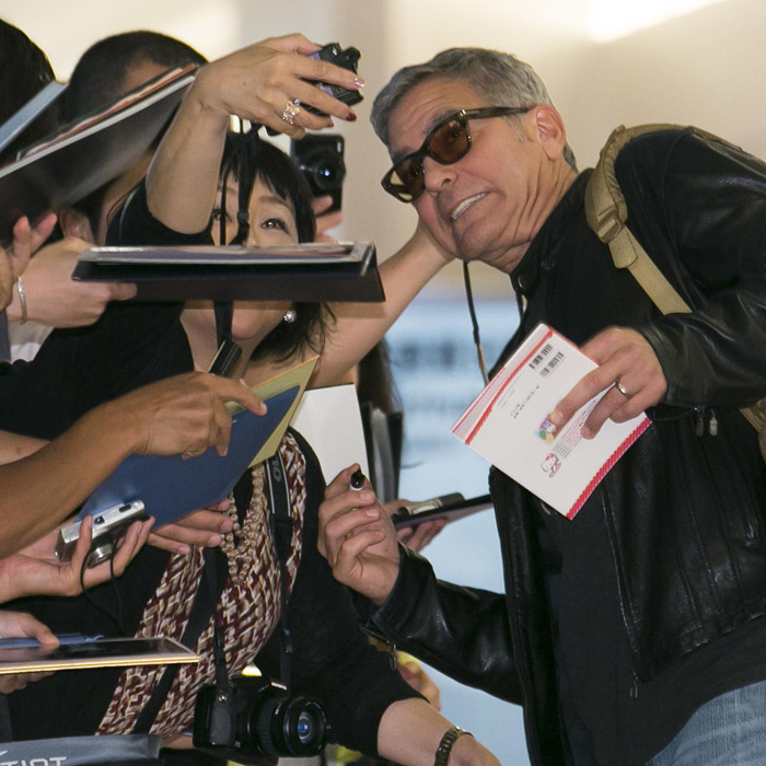 George Clooney faz careta em selfie ao desembarcar no Japão