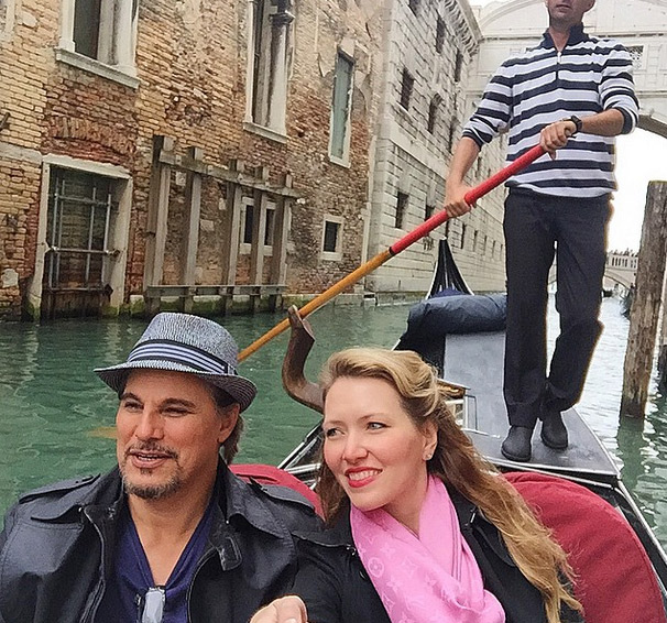 Edson Celulari passeia de gondola por Veneza com a namorada