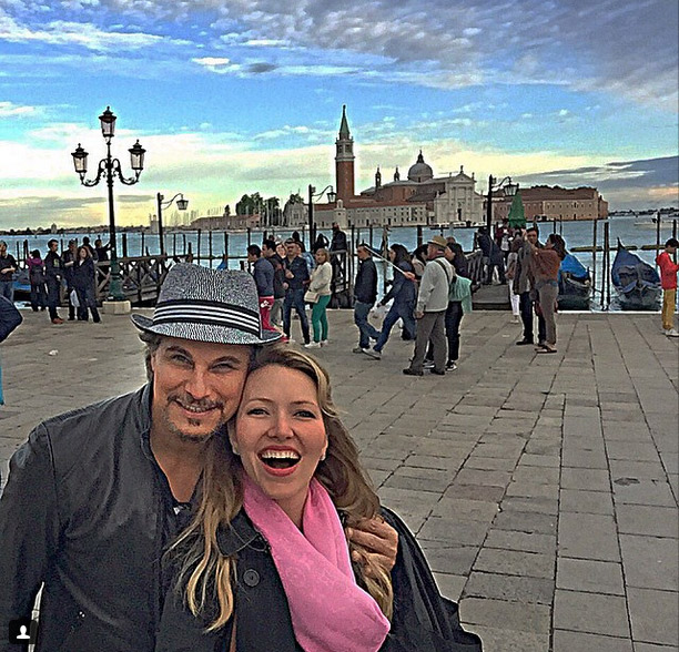 Edson Celulari passeia de gondola por Veneza com a namorada