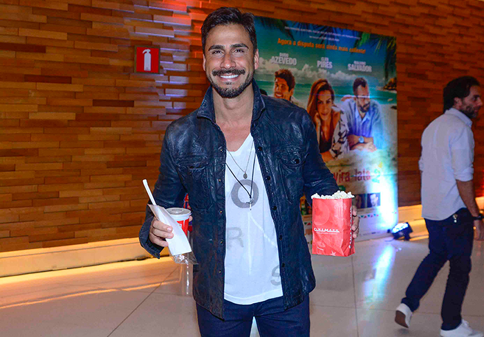 Júlio Rocha com pipoca e refrigerante antes de entrar na sala de cinema