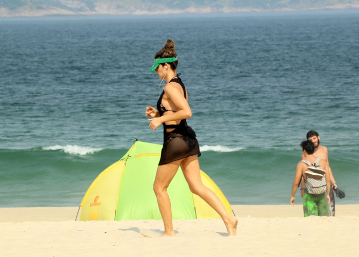 De biquíni, Fernanda Lima se exercita na praia do Leblon