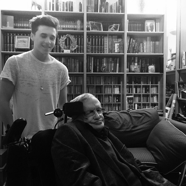 Filho de David Beckham conhece o cientista Stephen Hawking