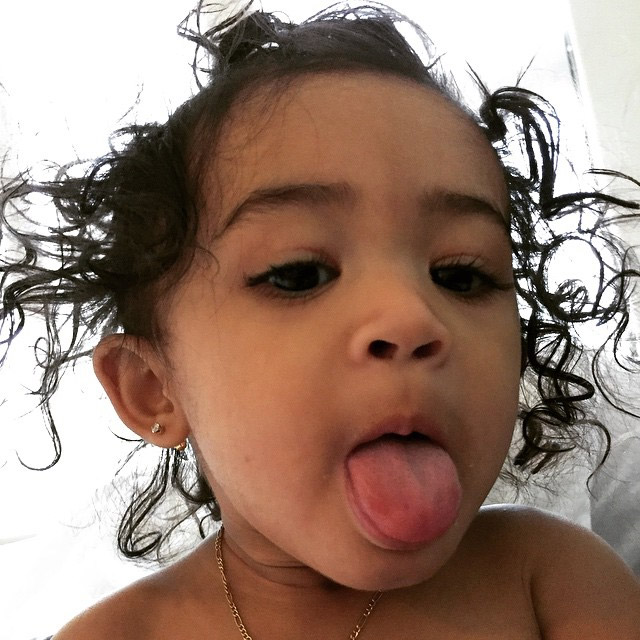 Chris Brown posta foto da filha fazendo careta