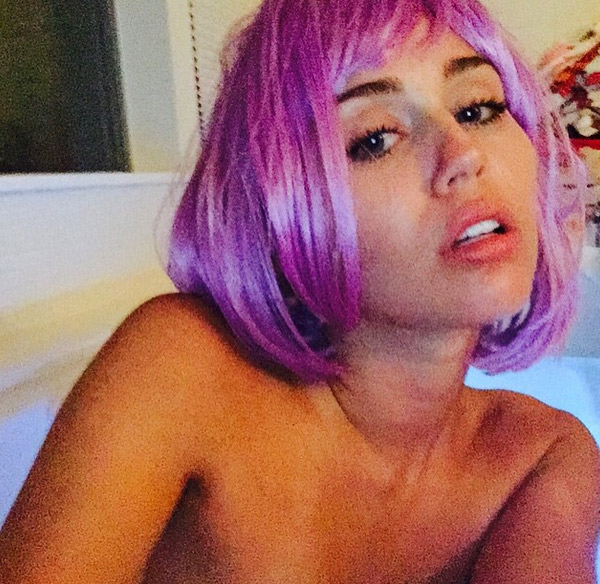 Miley Cyrus sensualiza em foto sem sutiã no Instagram