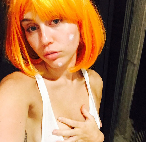 Miley Cyrus sensualiza em foto sem sutiã no Instagram