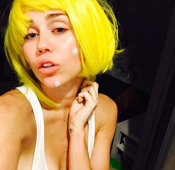 Miley Cyrus sensualiza em foto sem sutiã no Instagram