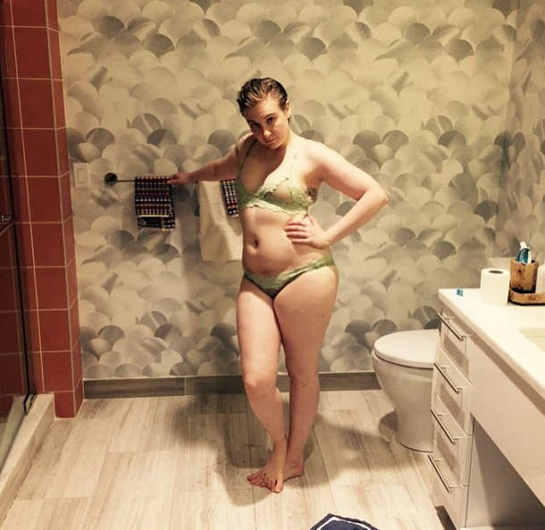 Atitude! Lena Dunham publica foto de sutiã e calcinha 