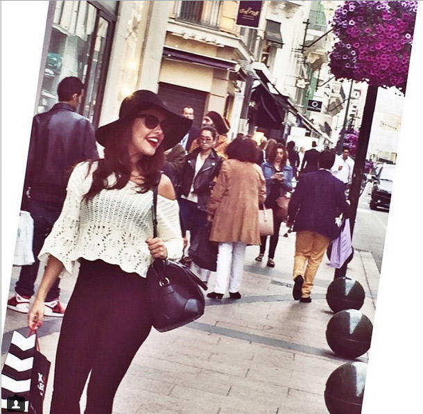 Paloma Bernardi tem 'dia de menininha' em lojas de Cannes