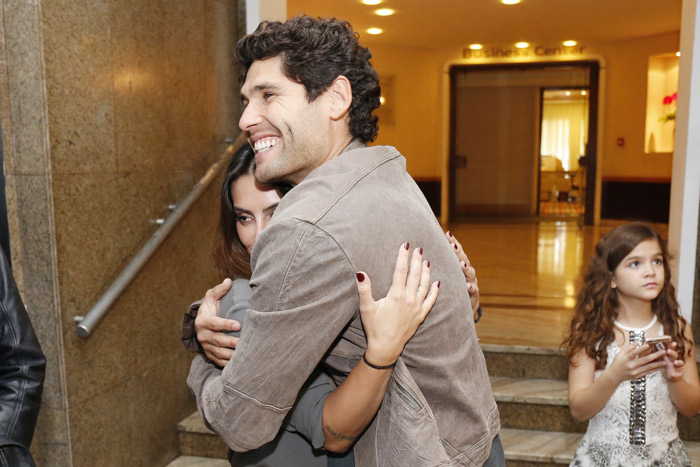 Dudu Azevedo abraça Cleo Pires em coletiva de filme, no Rio