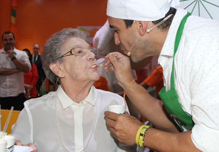 André Marques enche Palmirinha de beijos durante evento