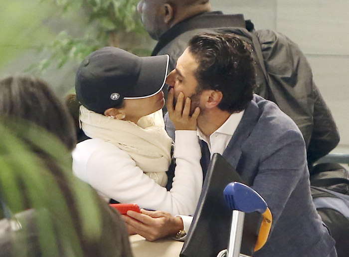 Eva Longoria dá beijão no namorado em aeroporto de Paris