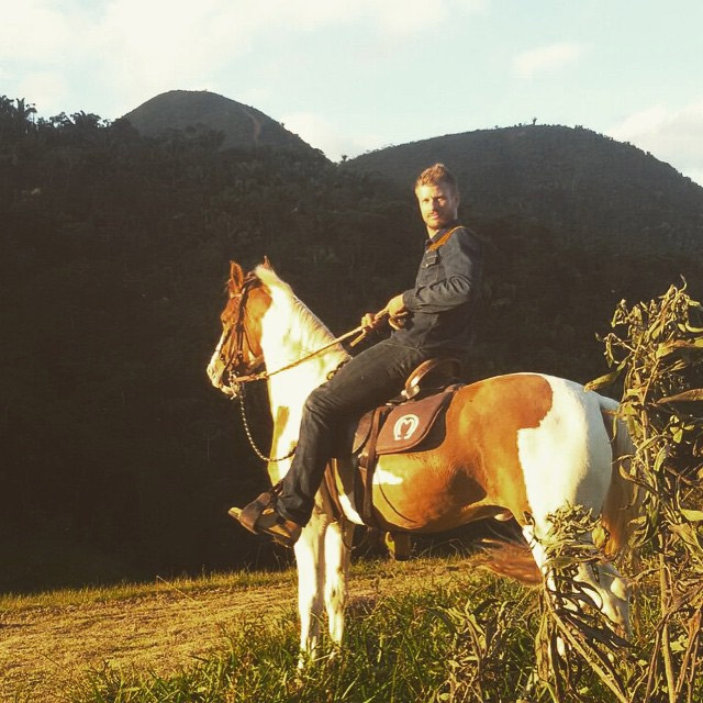 Vida boa! Rodrigo Hilbert sai para montaria em manhã