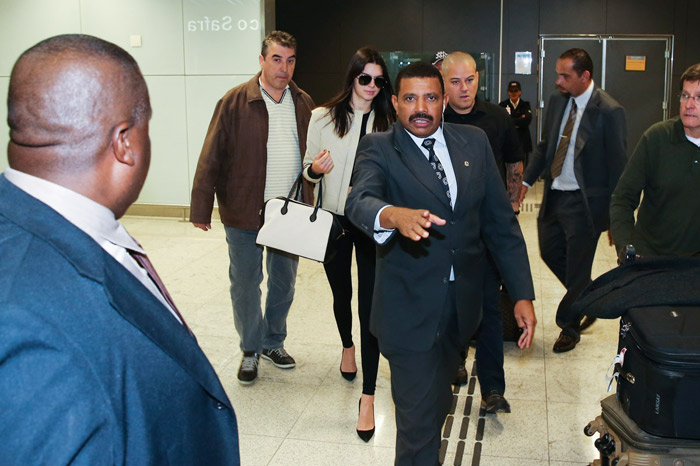 Kendall Jenner causa tumulto em aeroporto no Brasil