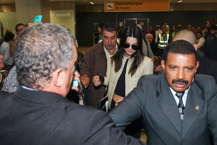 Kendall Jenner causa tumulto em aeroporto no Brasil