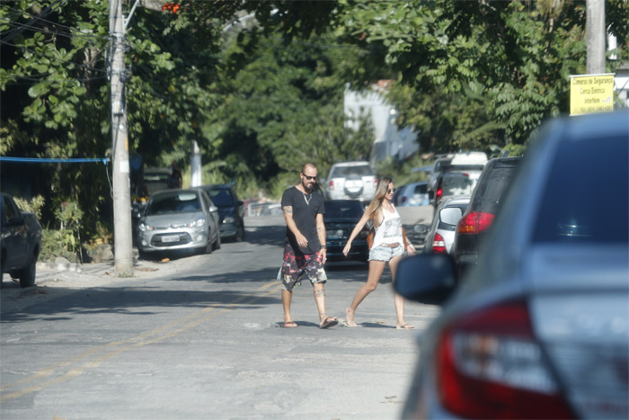  Esquentou! Paulinho Vilhena curte clima de romance no Rio 