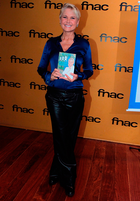 Xuxa esbanja simpatia em sessão de autógrafos de seu livro