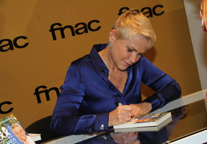 Xuxa dá atenção aos fãs em sessão de autógrafos de seu livro