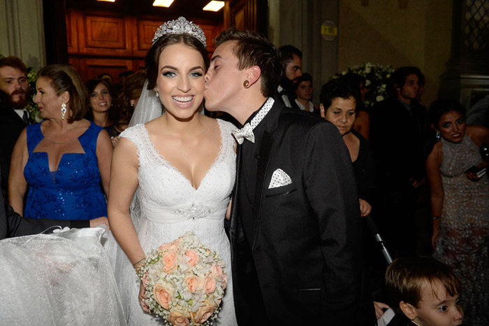 DH Silveira beija sua esposa, Bruna Unzueta em São Paulo