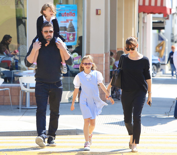 Após boatos de separação, Ben Affleck faz passeio em família