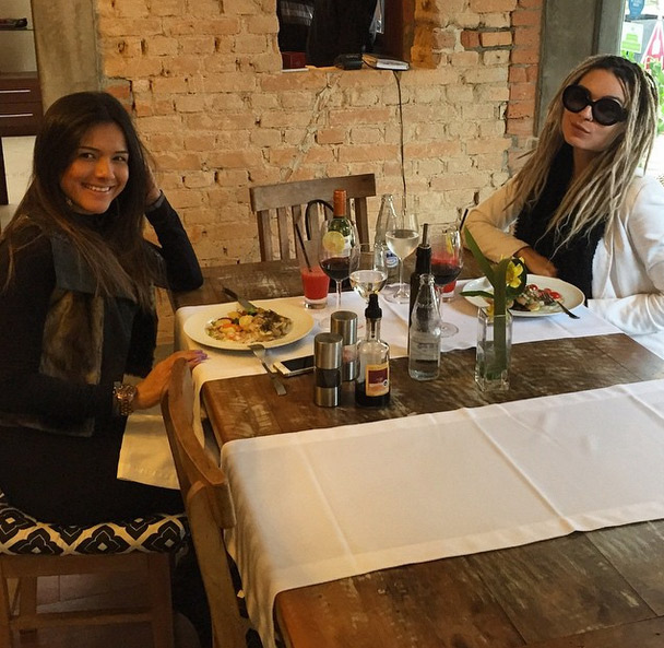 Fernanda Lacerda aproveita almoço com amiga