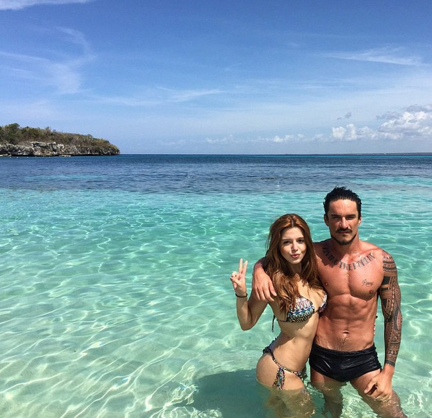 Giovanna Lancelotti se impressiona com o belo mar do Caribe