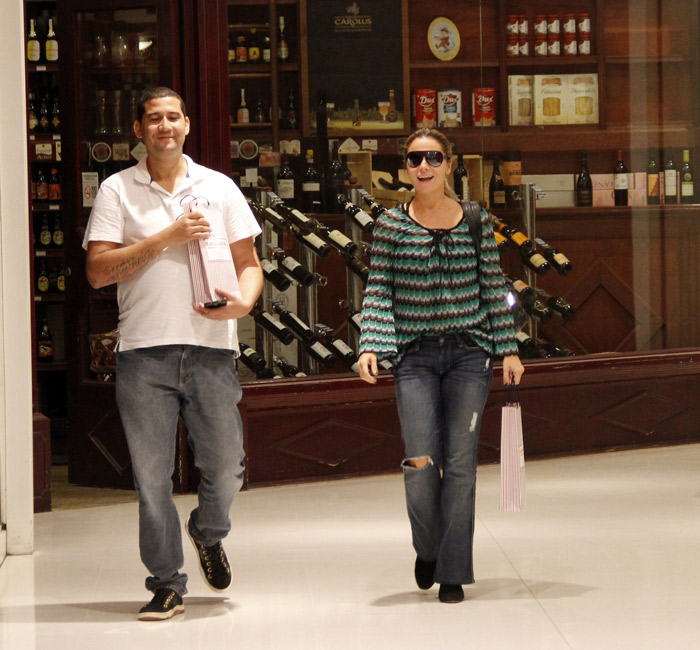 Giovanna Antonelli compra vinhos em shopping no Rio