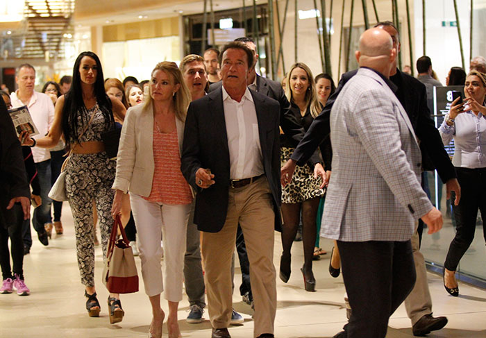 Arnold Schwarzenegger é cercado por fãs em shopping carioca