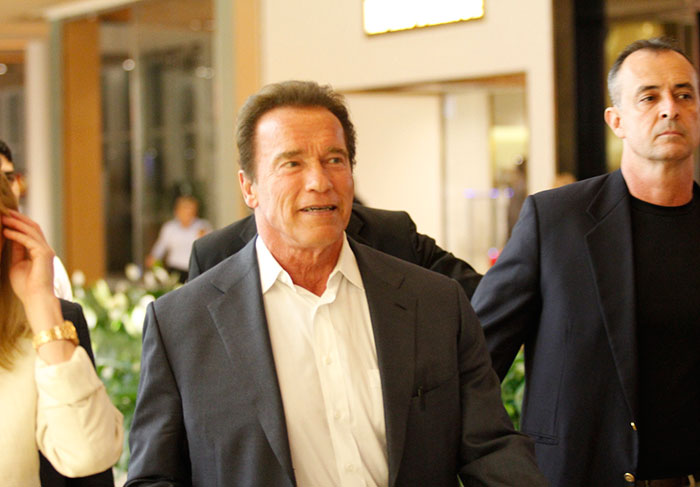 Arnold Schwarzenegger é cercado por fãs em shopping carioca