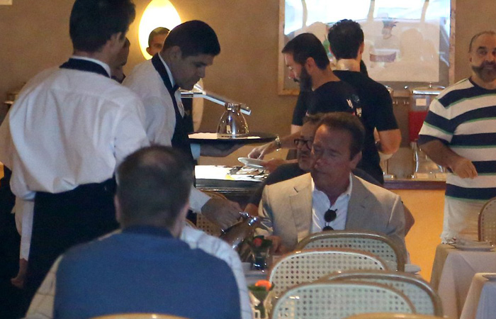 Arnold Schwarzenegger toma café antes de feira fitness no Rio