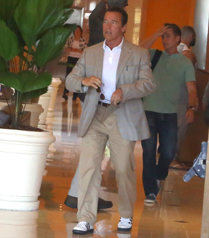 Arnold Schwarzenegger toma café antes de feira fitness no Rio