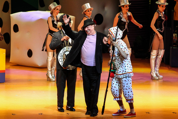 Raul Gil surpreende no palco de Chacrinha, O Musical
