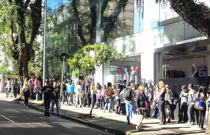 Fãs se aglomeram para ver Sophia Abrahão em São Paulo