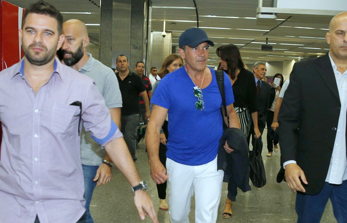 Antonio Banderas desembarca em aeroporto no Rio de Janeiro