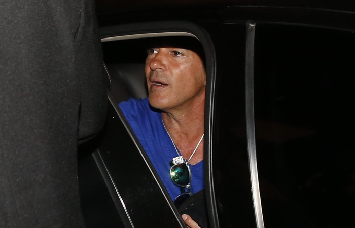 Antonio Banderas desembarca em aeroporto no Rio de Janeiro