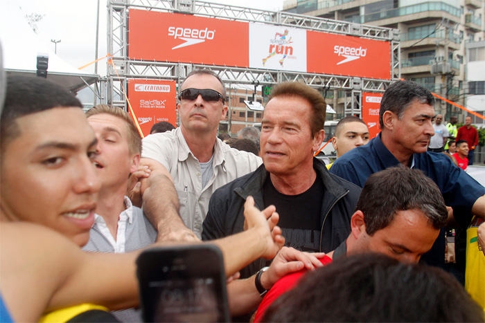 Arnold Schwarzenegger dá largada em corrida no Rio