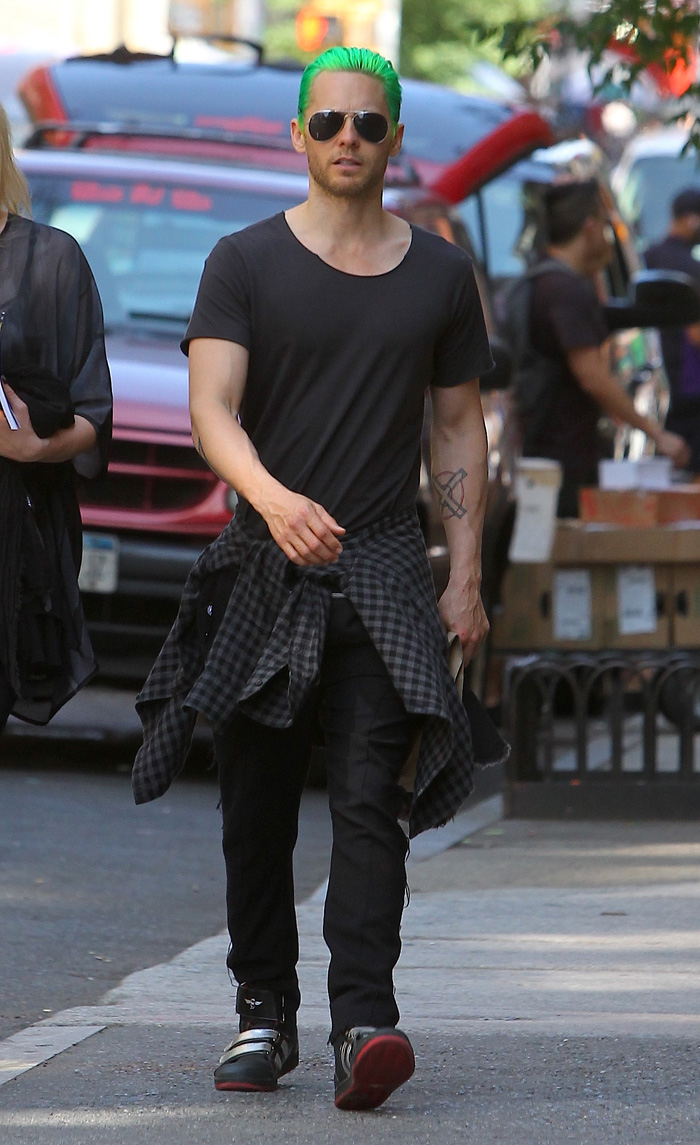 Jared Leto exibe os cabelos verdes em passeio por Nova York