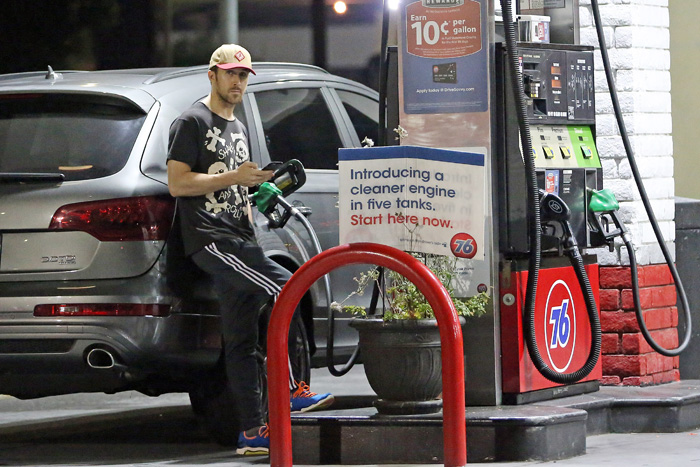 Ryan Gosling abastece seu carrão na noite de Los Angeles