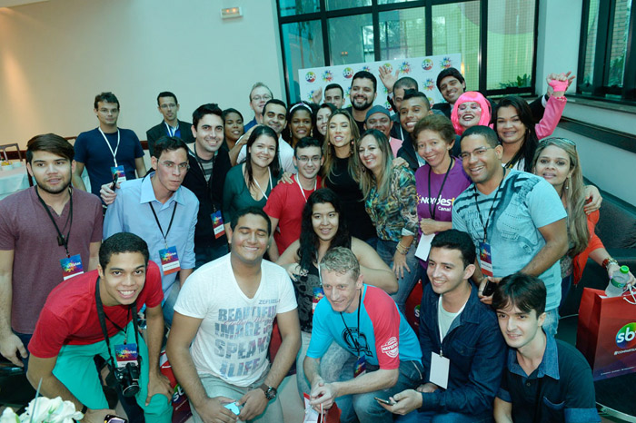 Patrícia Abravanel tira foto com equipe 