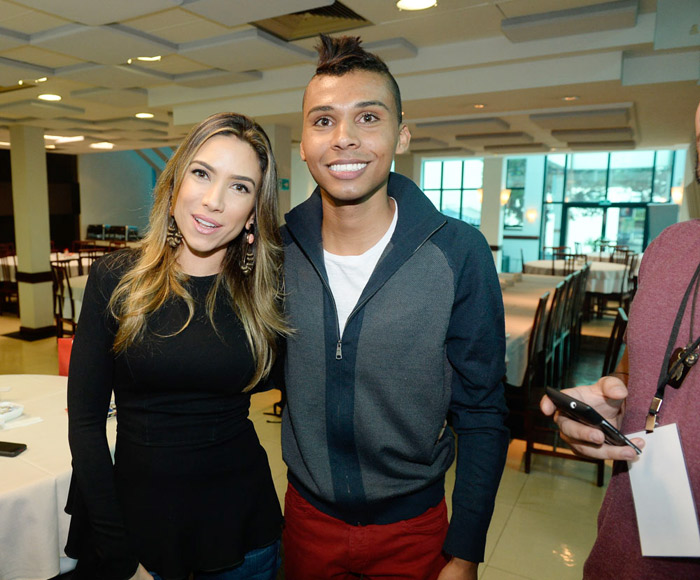 Patrícia Abravanel tira foto com fãs