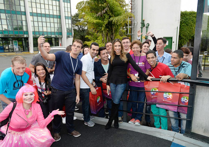 Patrícia Abravanel tira foto com fãs