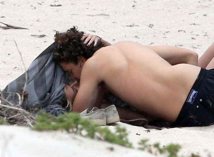 Heidi Klum curte praia em clima de pegação com namorado