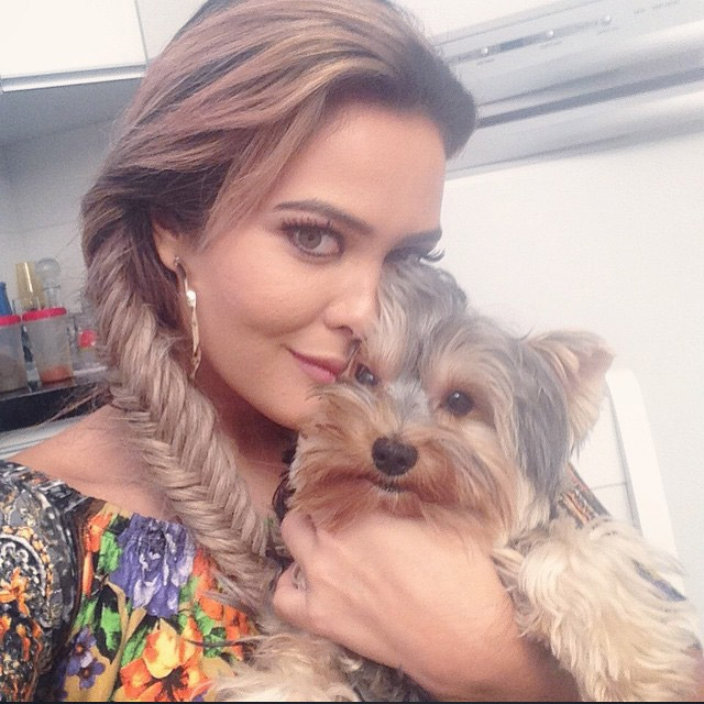 Geisy Arruda leva o cachorro para trabalhar com ela