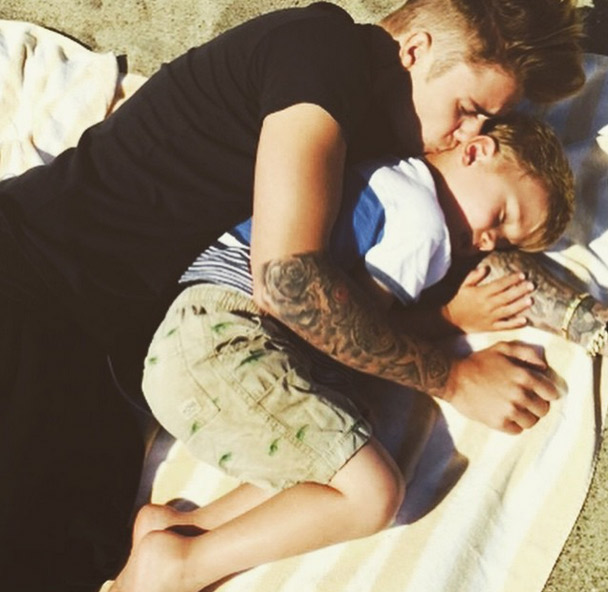 Justin Bieber mostra momento pra lá de fofo com irmãozinho
