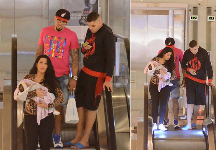 Naldo paparica a filha durante passeio no shopping 