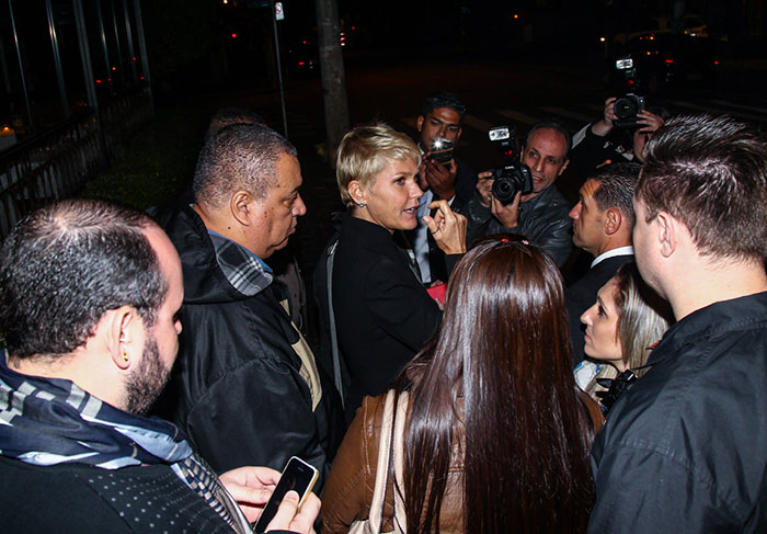 Xuxa janta com novos sócios da Espaço Laser e esbanja simpatia com fãs