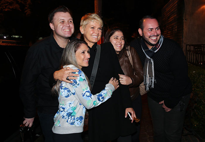Xuxa janta com novos sócios da Espaço Laser e esbanja simpatia com fãs 