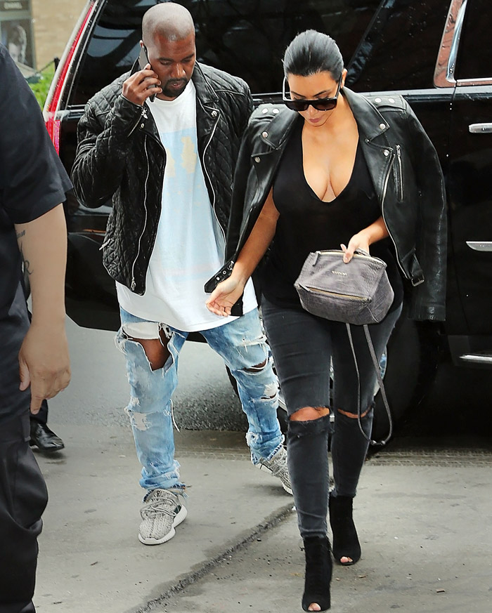 Grávida, Kim Kardashian usa roupa decotada em Nova York