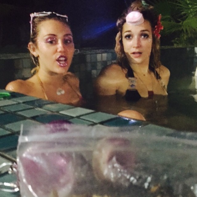 Até tarde! Miley Cyrus fica em piscina à noite com amiga