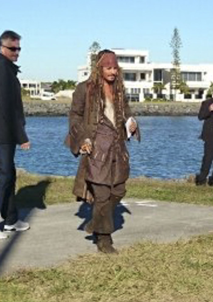 Johnny Depp aparece vestido como Jack Sparrow, na Austrália